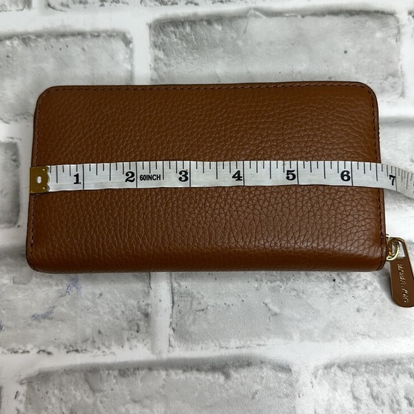 Michale Kors brown pebbled leather wallet.  Gold tone hardware. Zippered closure - Picture 7 of 8